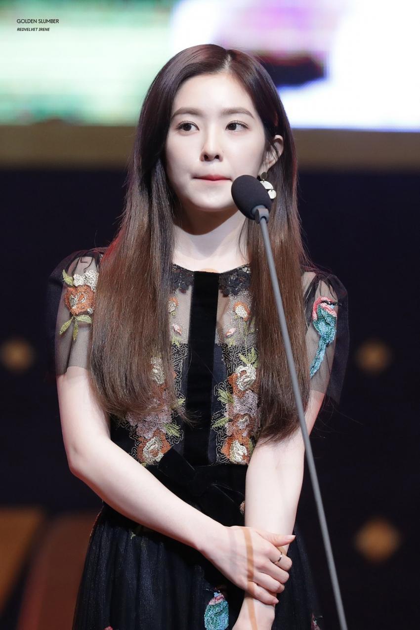 시상식에서 미모 폭격하고 다니는 아이린.jpg | 인스티즈