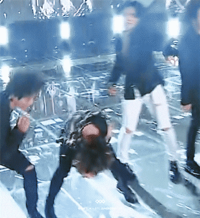바지가 터진 7년차 아이돌의 대처법 (주어 : 방탄 정국).jpgif | 인스티즈