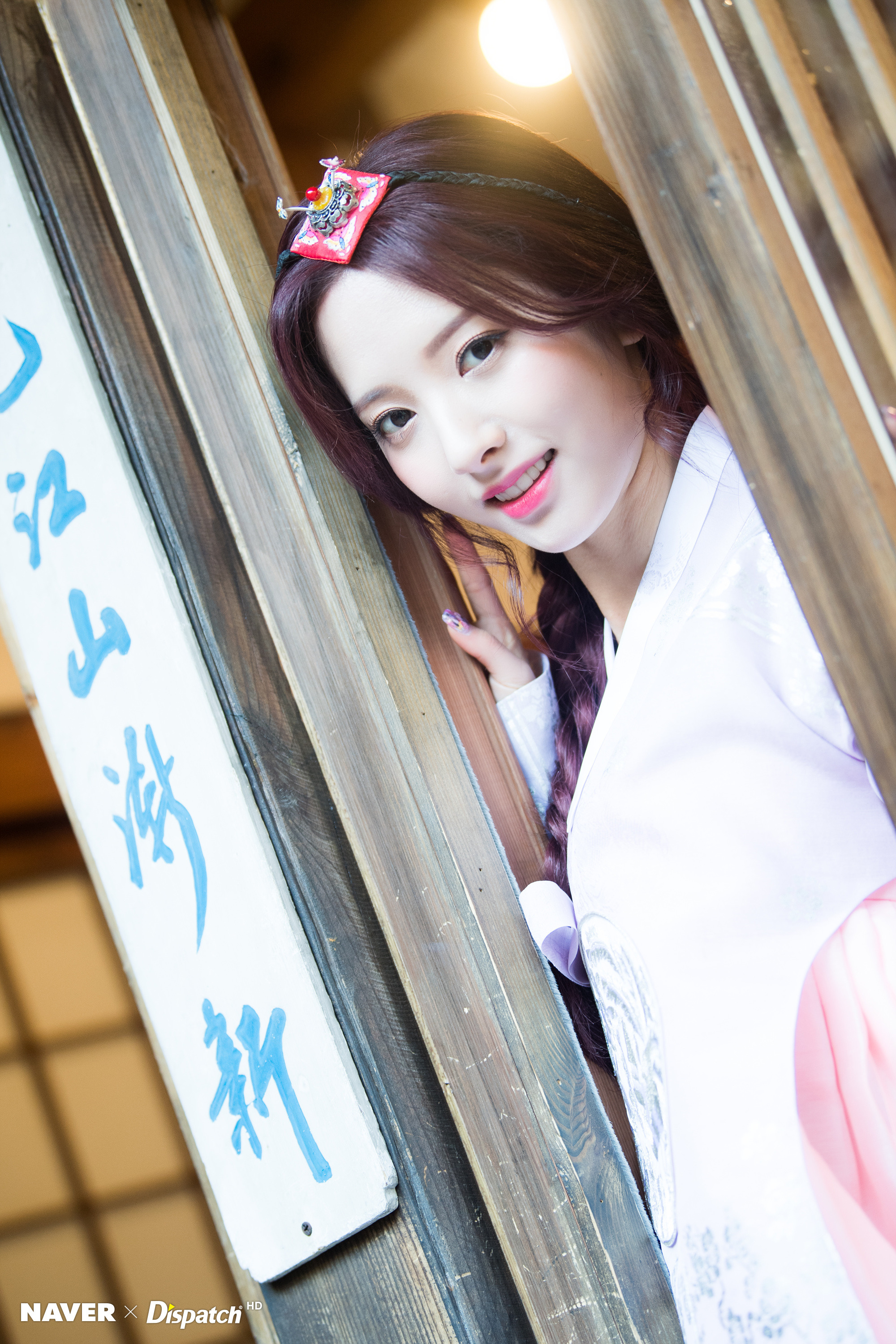 [사이즈핵큼] 오늘자 한복입은 우주소녀 보나.jpg | 인스티즈