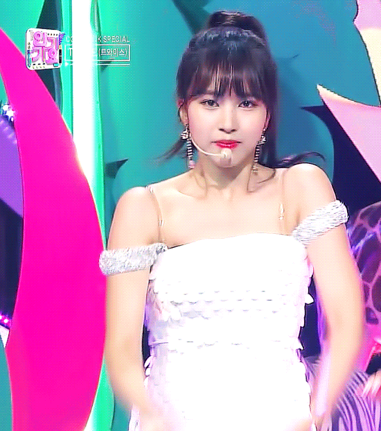 반묶음머리하고 레전드 찍은 트와이스 미나.gif | 인스티즈