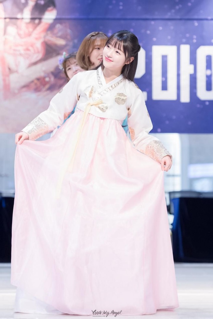 팬싸에서 한복입은 유아.jpg (오마이걸) | 인스티즈
