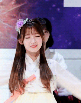 한복을 차려입은 오마이걸 아린이.gif | 인스티즈