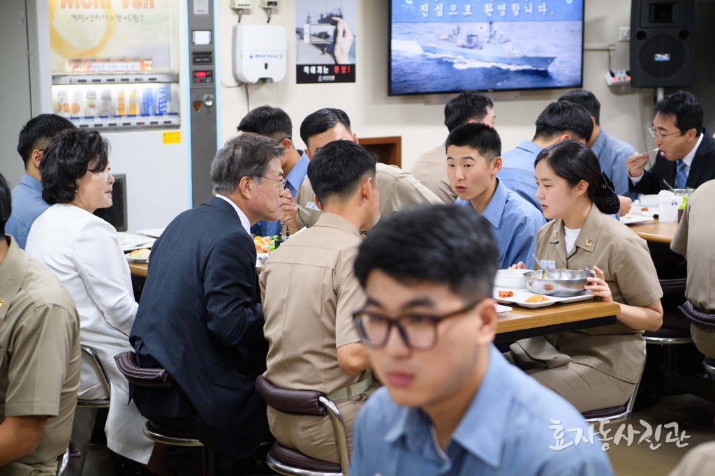 문재인 대통령님 머리 빗겨드린 군인 | 인스티즈