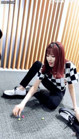 음악방송 대기타임에 공기놀이하는 여자친구.gif | 인스티즈