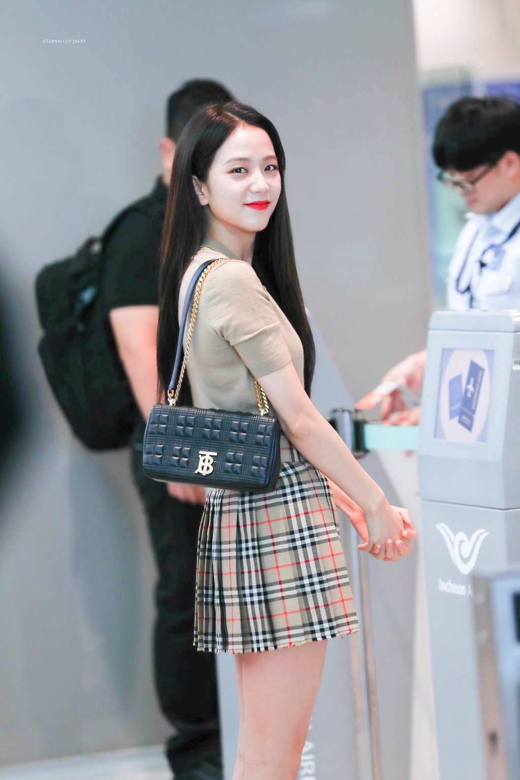 런던패션위크 참석하러 출국한 블랙핑크 지수.jpgif | 인스티즈