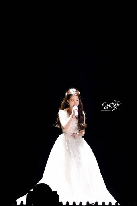 마치 여신과도 같았던 아이유 멜론뮤직어워드 짤.jpgif | 인스티즈