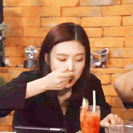 똠양꿍 처음 먹어본 조이의 솔직한 반응.gif | 인스티즈