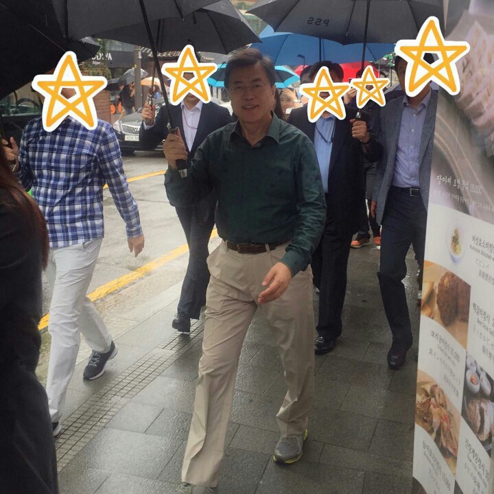 국민에게 우산 씌워주는 문재인 대통령 .jpg (삼청동 수제빗집) | 인스티즈