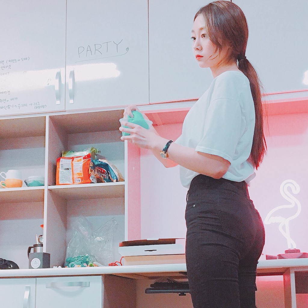 [러블리즈] 밥 먹을 시간도 촉박한 느낌이라서 지수 | 인스티즈
