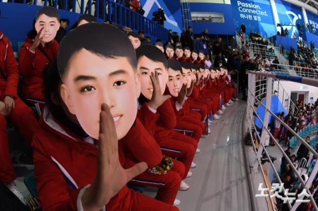 김일성가면쓰고 응원하는 북한 응원단 .jpg | 인스티즈