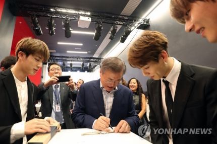 가슴팍에서 싸인펜 꺼내서 문재인 대통령님 싸인받는 방탄소년단 진 ㅋㅋㅋㅋㅋㅋ | 인스티즈