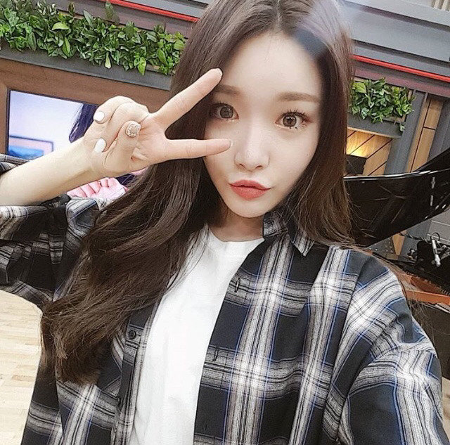라디오 진행하는 청하.jpg | 인스티즈