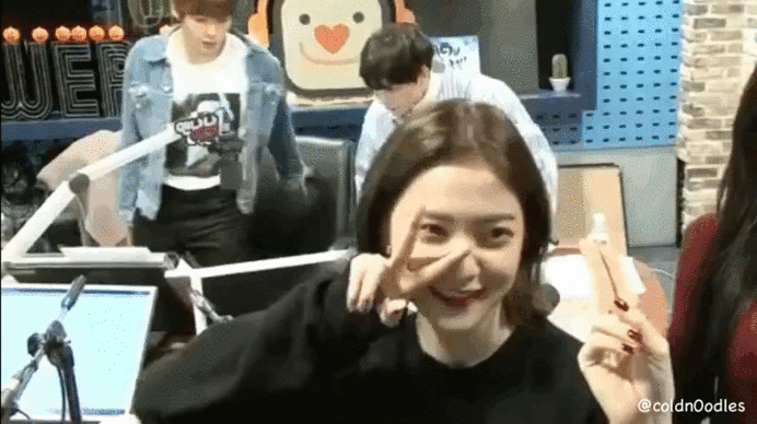 실수로 예리 눈 찌르고 놀란 아이린 | 인스티즈