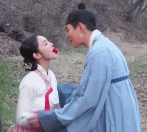딸기먹는 채수빈.gif | 인스티즈