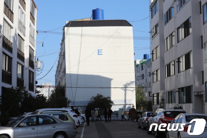 출입통제된 포항의 한 아파트 | 인스티즈
