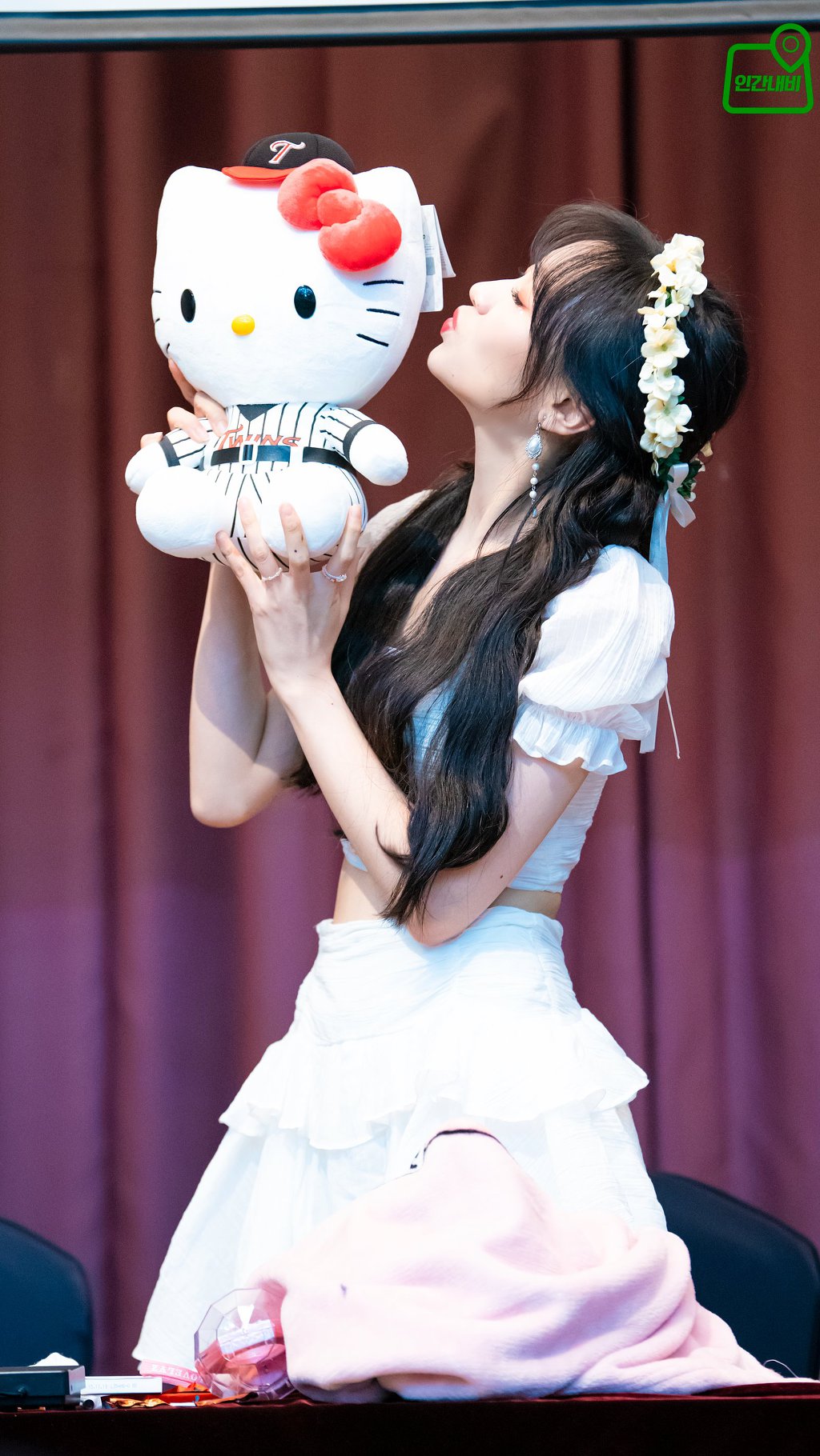 LG 트윈스 인형 가지고노는 러블리즈 빵떡이 류수정.gif | 인스티즈